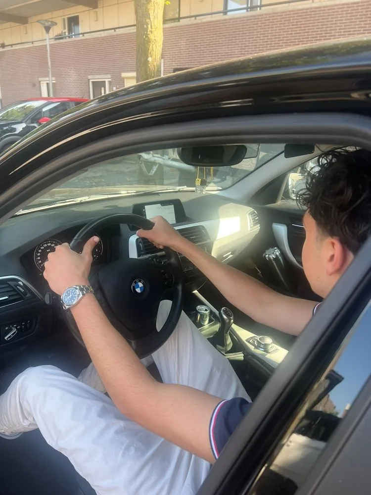Leerling achter het stuur van de lesauto tijdens een rijles
