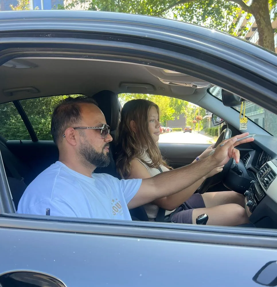 Rijinstructeur geeft persoonlijke rijles aan leerling in Arnhem