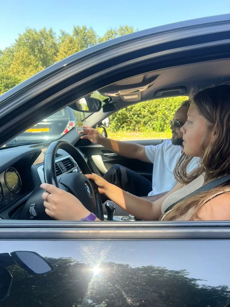 Oefenen met de lesauto tijdens een rijles