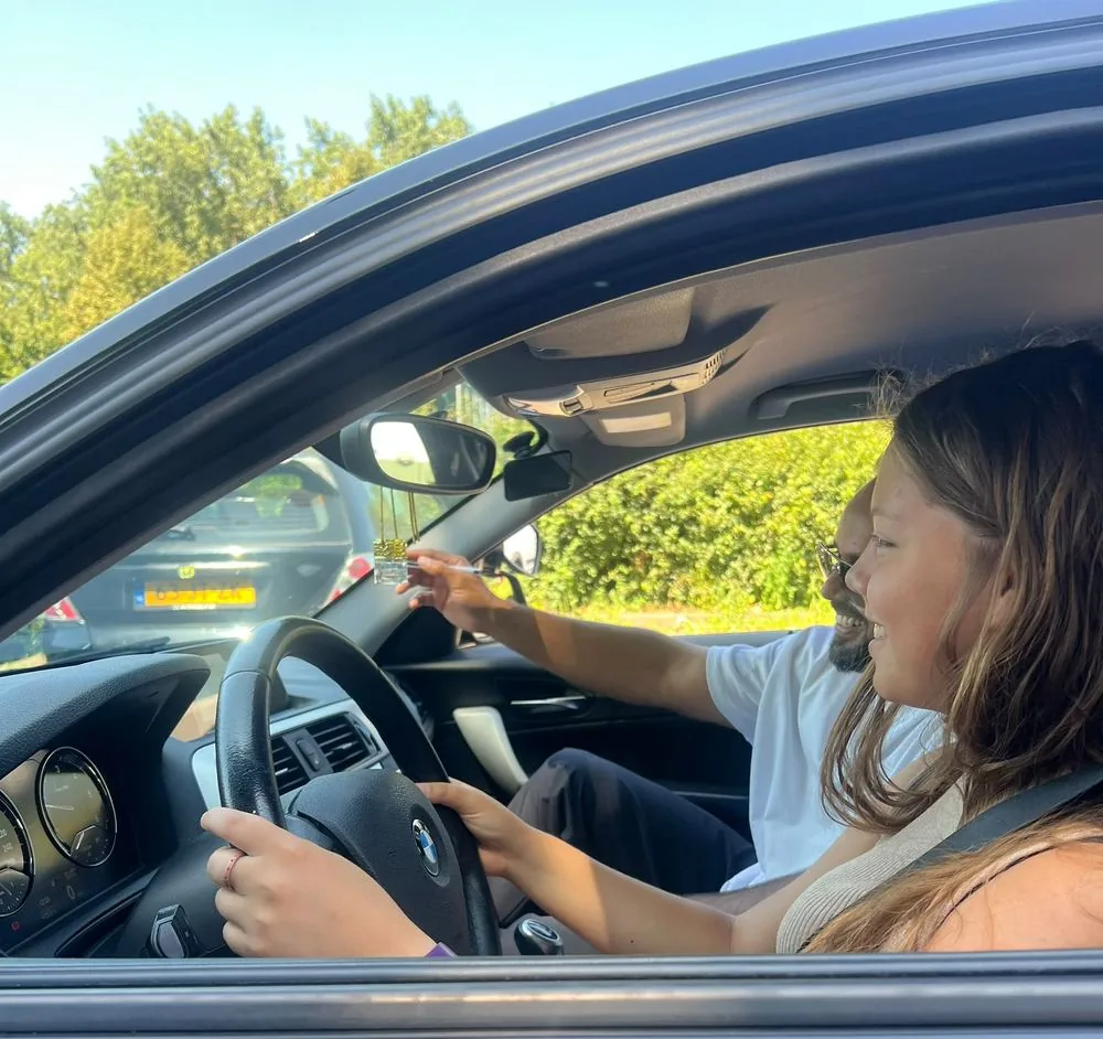Rijles in de lesauto met begeleiding van de rijinstructeur