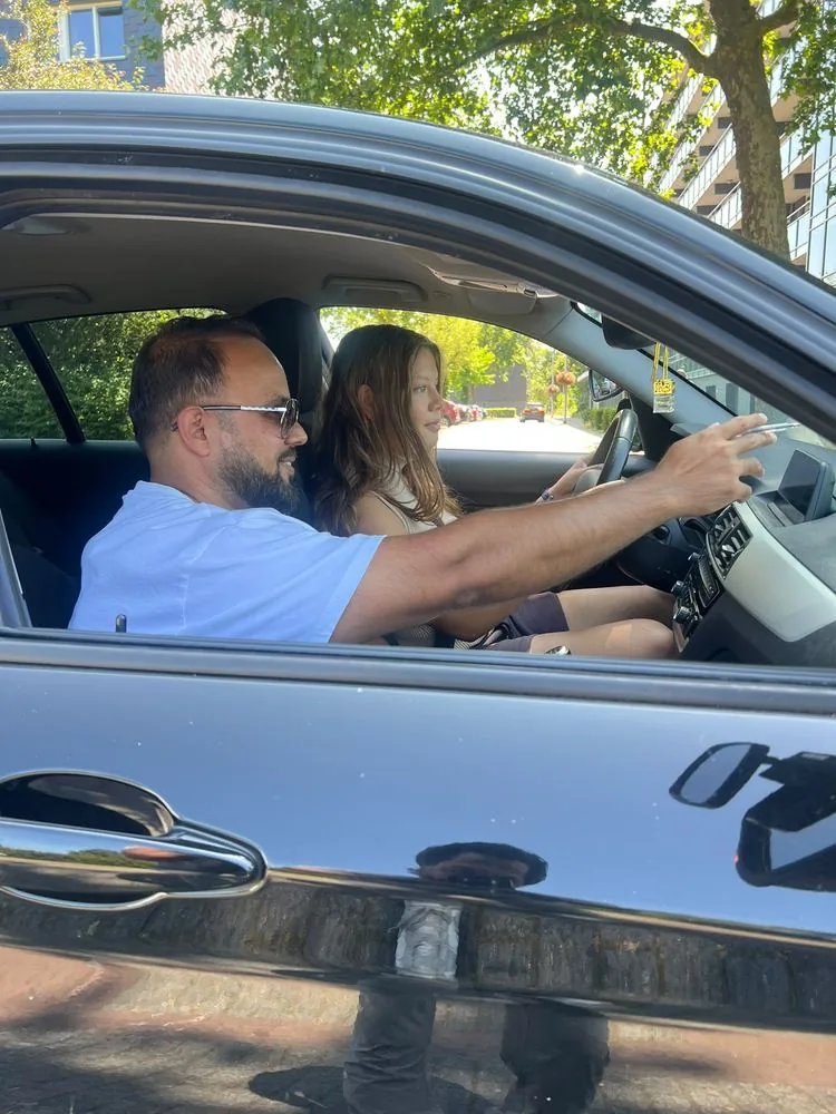 Rijles in Arnhem, handen aan het stuur