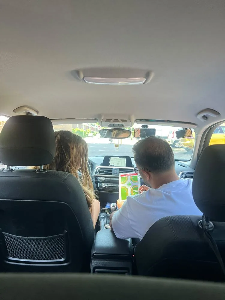 Leerling en rijinstructeur samen in de lesauto