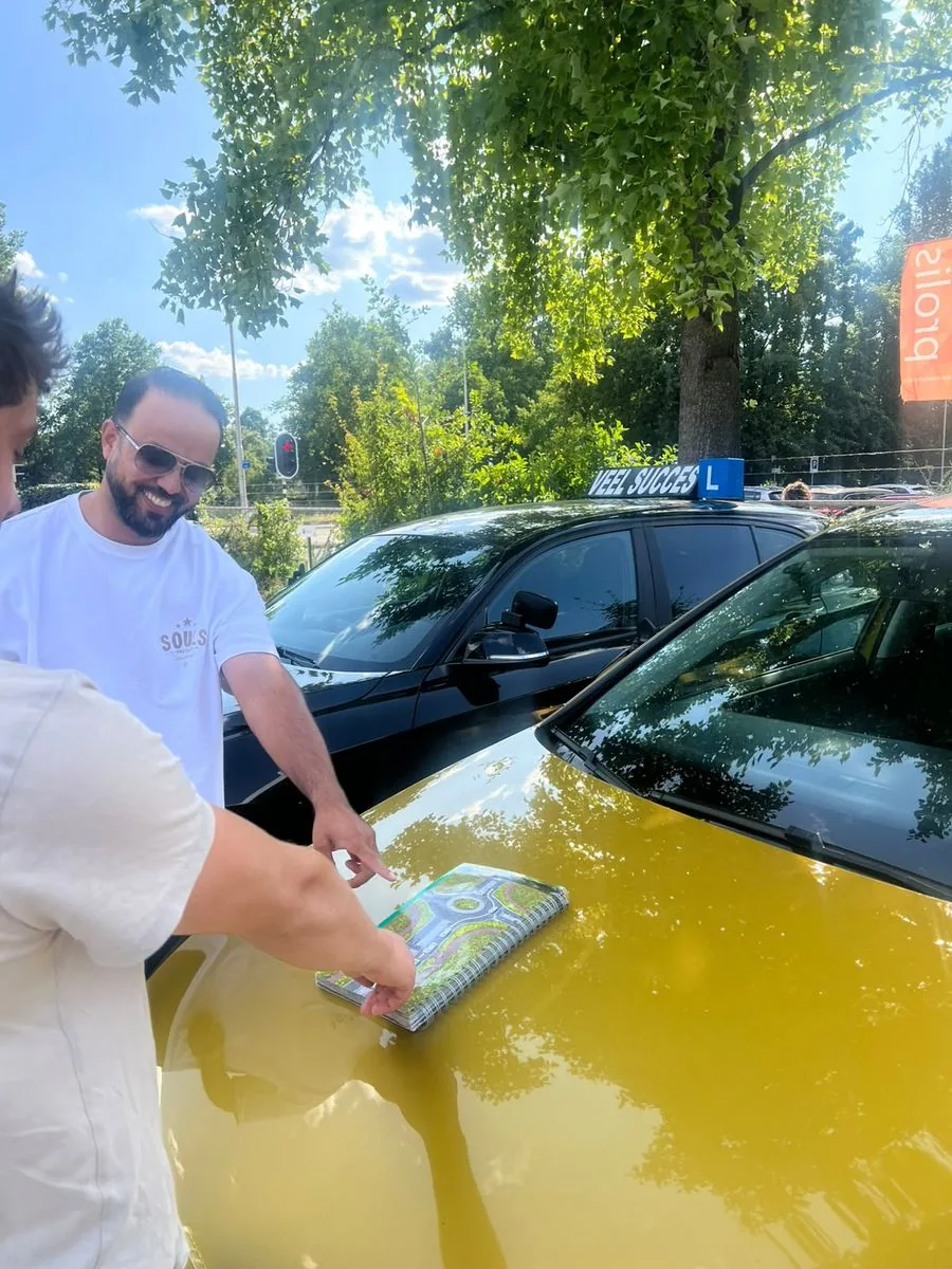 Lesauto onderweg tijdens een rijles in de regio Arnhem