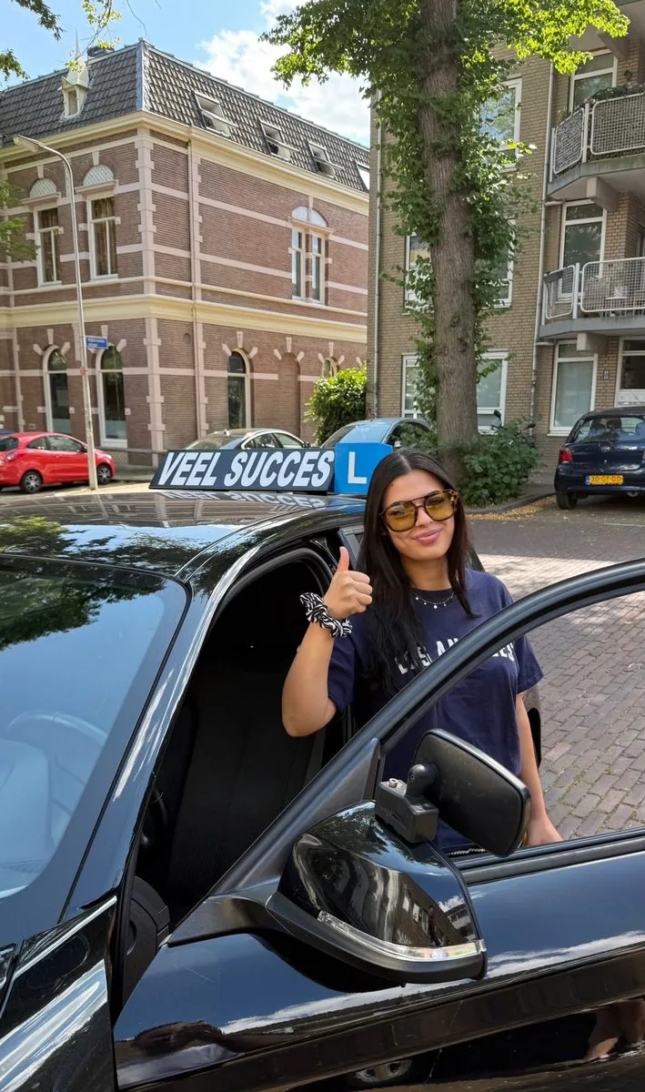 Rijles onderweg met begeleiding van de instructeur
